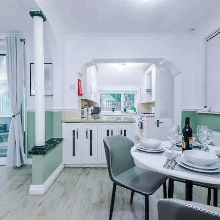 度假居 New! 4-bed In By 53 Degrees Property, Ideal For Business & Long Term Contractor Stays, Sleeps 10!