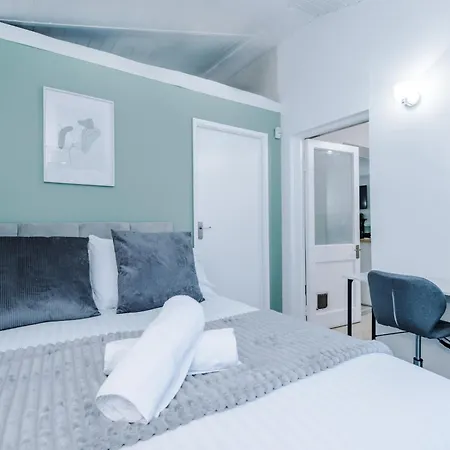 New! 4-bed In By 53 Degrees Property, Ideal For Business & Long Term Contractor Stays, Sleeps 10! *