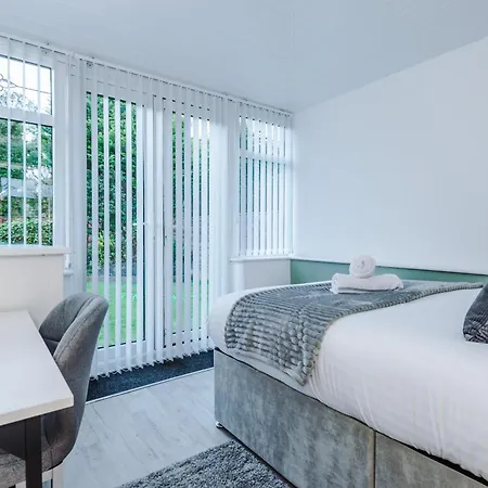 New! 4-bed In By 53 Degrees Property, Ideal For Business & Long Term Contractor Stays, Sleeps 10! Holiday home Manchester