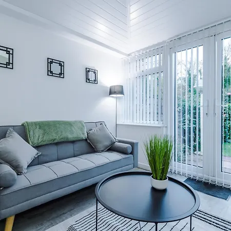 New! 4-bed In By 53 Degrees Property, Ideal For Business & Long Term Contractor Stays, Sleeps 10! Holiday home *
