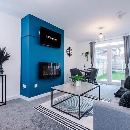 New! 3-bed In By 53 Degrees Property, Ideal For Contractors & Business Stays, Sleeps 8! Holiday home Manchester