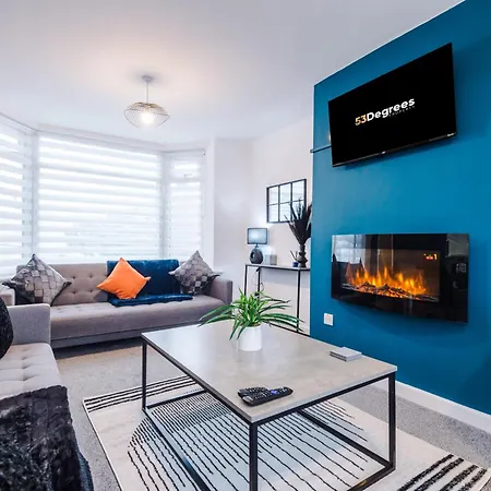 New! 3-bed In By 53 Degrees Property, Ideal For Contractors & Business Stays, Sleeps 8! Holiday home Manchester