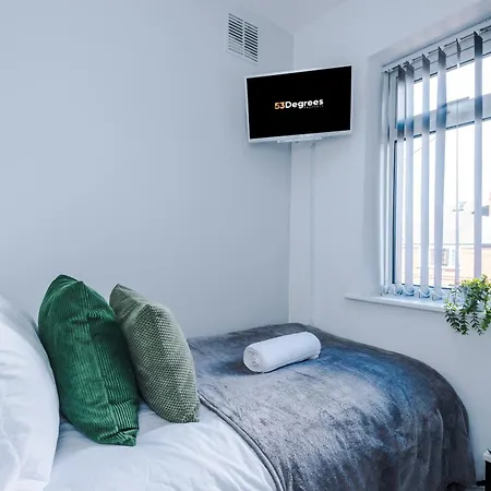 New! 3-bed In By 53 Degrees Property, Ideal For Long-term Corporate & Business Stays, Free Parking! Σπίτι διακοπών *