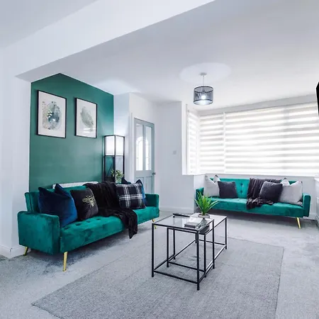 New! 3-bed In By 53 Degrees Property, Ideal For Long-term Corporate & Business Stays, Free Parking! *