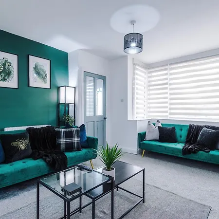 Holiday home New! 3-bed In By 53 Degrees Property, Ideal For Long-term Corporate & Business Stays, Free Parking! *