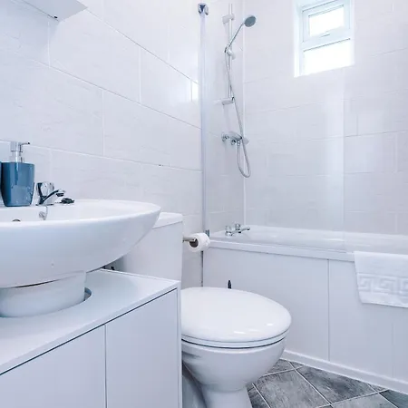 Holiday home New! 3-bed House In By 53 Degrees Property, Ideal For Contractors, Business & Long Term, Free Parking! *