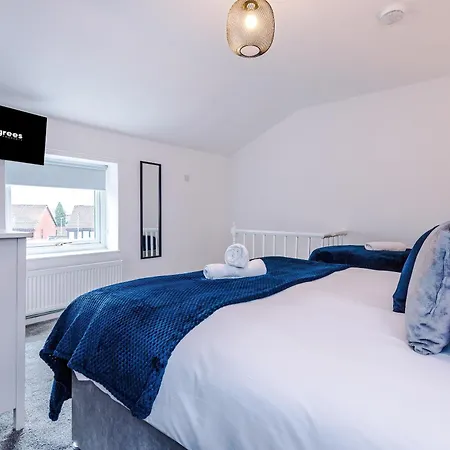 New! 3-bed House In By 53 Degrees Property, Ideal For Contractors, Business & Long Term, Free Parking! Manchester