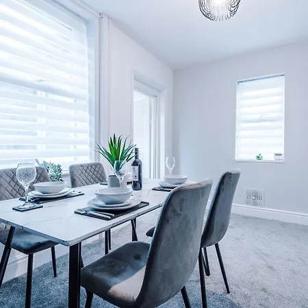 New! 3-bed House In By 53 Degrees Property, Ideal For Contractors, Business & Long Term, Free Parking! 別荘 *