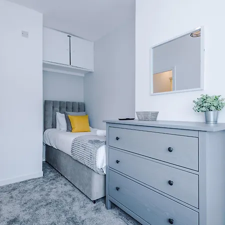 New! 3-bed House In By 53 Degrees Property, Ideal For Contractors, Business & Long Term, Free Parking! Holiday home Manchester