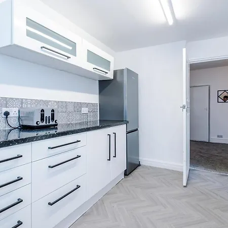New! 3-bed House In By 53 Degrees Property, Ideal For Contractors, Business & Long Term, Free Parking! * Μάντσεστερ