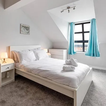 Large 2 Bed 2 Bath Apartman *