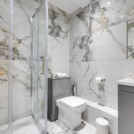 Large 2 Bed 2 Bath Appartamento