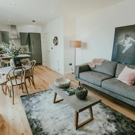 Lovely Chorlton Flat! 5 Seconds To Bus Stop & 2 Minutes To Tram Station Manchester