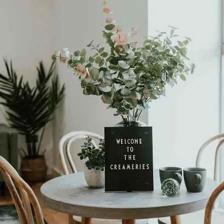 Lovely Chorlton Flat! 5 Seconds To Bus Stop & 2 Minutes To Tram Station *