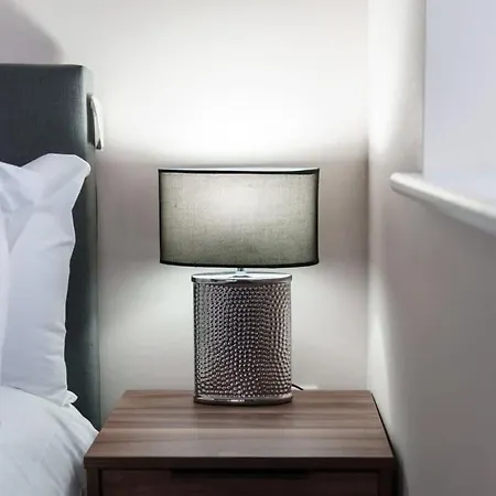 1 Bed Media Flat Free Parking Apartamento