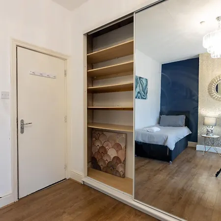 Salford City Oasis - Spacious 4 Bedroom House