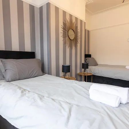 Salford City Oasis - Spacious 4 Bedroom House Сasa de vacaciones