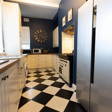 Salford City Oasis - Spacious 4 Bedroom House Сasa de vacaciones *