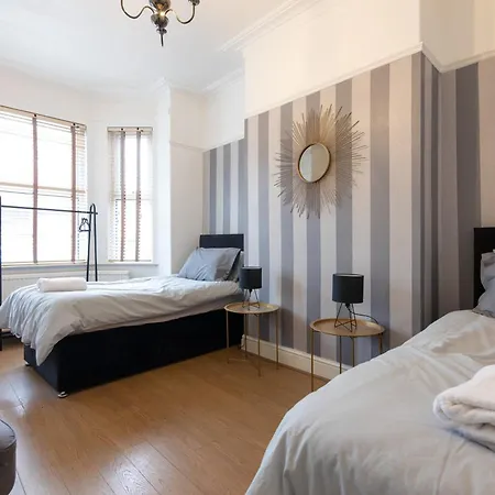 Salford City Oasis - Spacious 4 Bedroom House