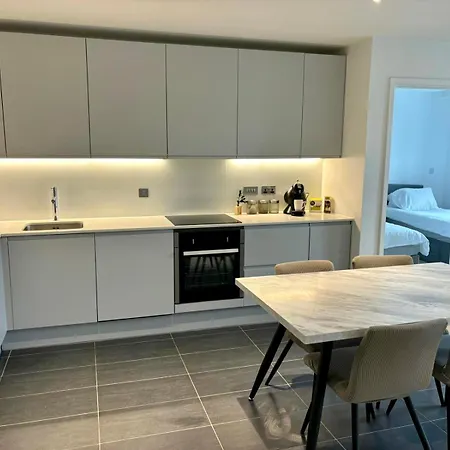 Apartment Entire Luxury City Centre With Pool & Jacuzzi