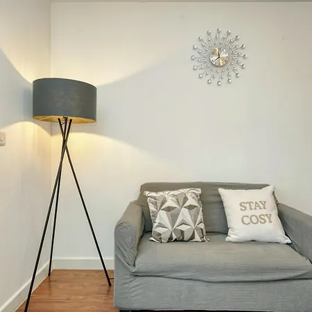 Apartment Luxury Riverside Retreat In Salford Strong Wifi