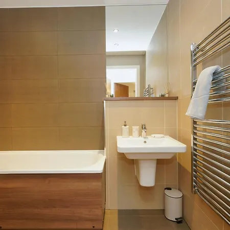 アパート Luxury Riverside Retreat In Salford Strong Wifi マンチェスター