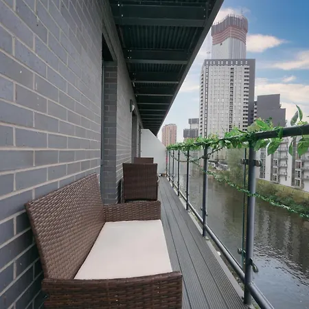 Luxury Riverside Retreat In Salford Strong Wifi *