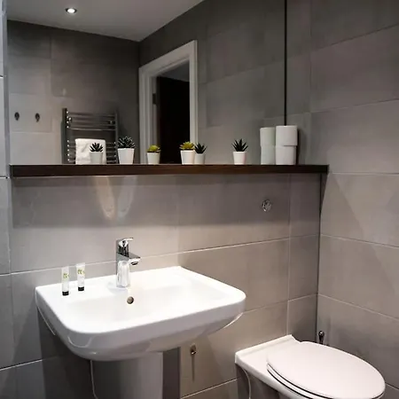 Modern 2 Bedroom - Centre - Parking Apartment