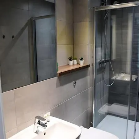 Modern 2 Bedroom - Centre - Parking Apartment