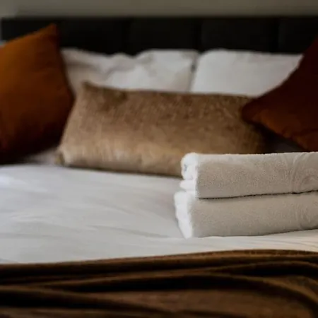 Modern 2 Bedroom - Centre - Parking