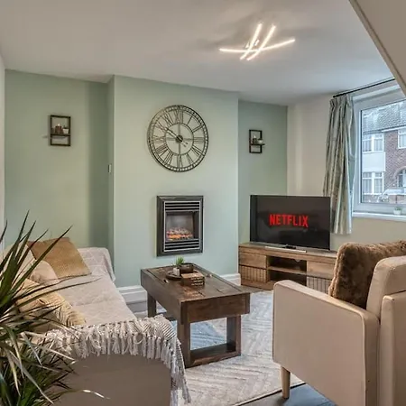 Charming Trafford Retreat Pets Welcome Holiday home