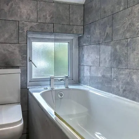 Charming Trafford Retreat Pets Welcome Holiday home *