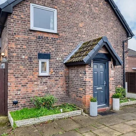 Holiday home Charming Trafford Retreat Pets Welcome Manchester