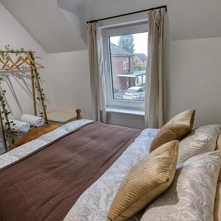 Charming Trafford Retreat Pets Welcome Holiday home