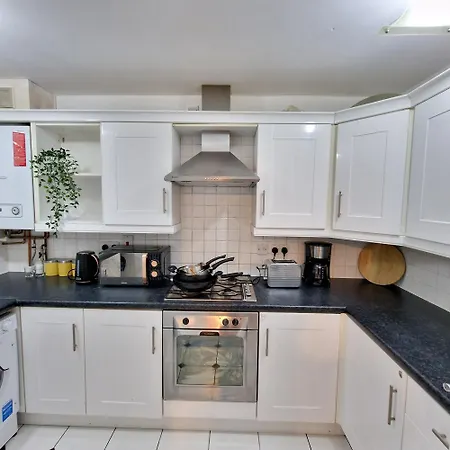Stylish Pet Friendly 3 Bedroom House In *