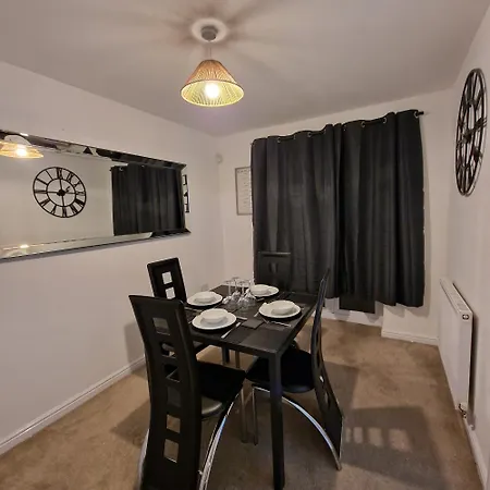 Stylish Pet Friendly 3 Bedroom House In * Manchester
