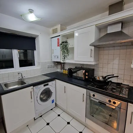 Stylish Pet Friendly 3 Bedroom House In