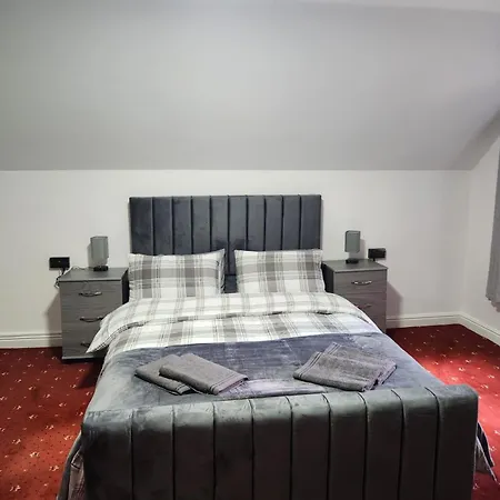 Rainsough Entire House Sleeps Upto 22 - Free Parking & Wifi Holiday home Manchester