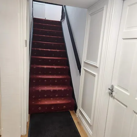 Rainsough Entire House Sleeps Upto 22 - Free Parking & Wifi Holiday home Manchester
