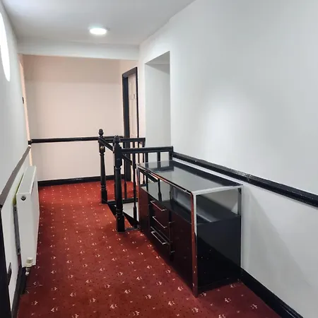Rainsough Entire House Sleeps Upto 22 - Free Parking & Wifi Holiday home