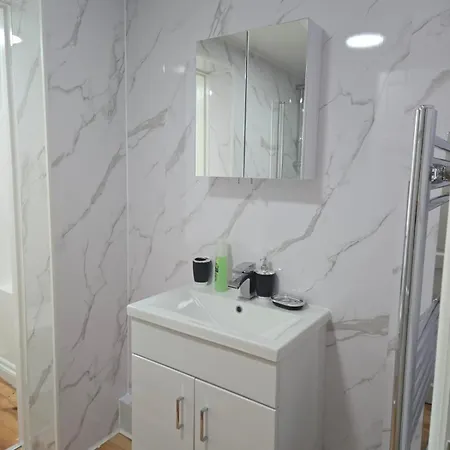 בית נופש Rainsough Entire House Sleeps Upto 22 - Free Parking & Wifi מנצ'סטר