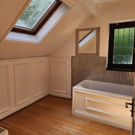 Rainsough Entire House Sleeps Upto 22 - Free Parking & Wifi * Manchester
