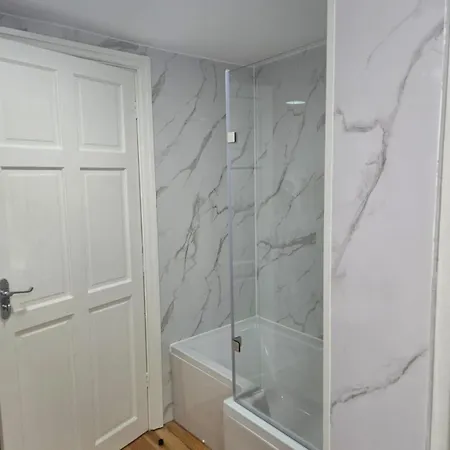 Rainsough Entire House Sleeps Upto 22 - Free Parking & Wifi Manchester