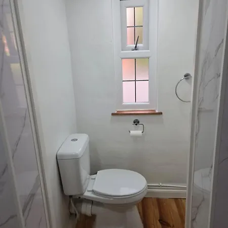 Rainsough Entire House Sleeps Upto 22 - Free Parking & Wifi Holiday home