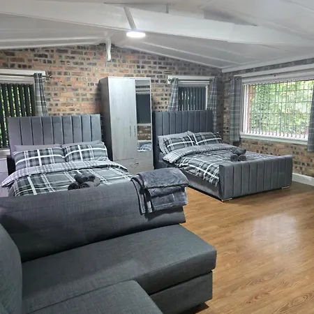 Rainsough Entire House Sleeps Upto 22 - Free Parking & Wifi