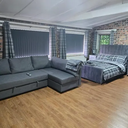 Rainsough Entire House Sleeps Upto 22 - Free Parking & Wifi * Manchester