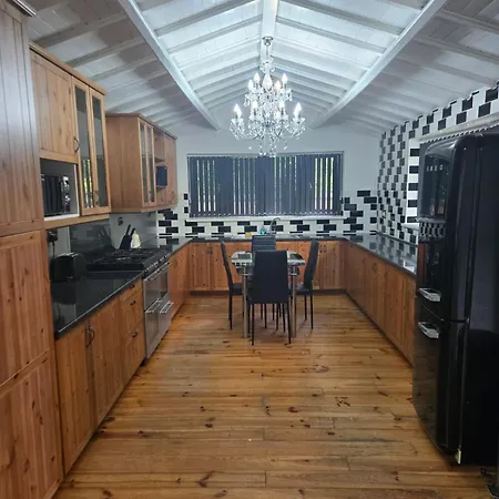 Rainsough Entire House Sleeps Upto 22 - Free Parking & Wifi