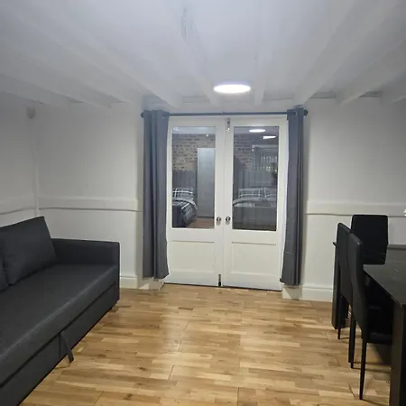 Vakantiehuis Rainsough Entire House Sleeps Upto 22 - Free Parking & Wifi