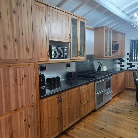 Rainsough Entire House Sleeps Upto 22 - Free Parking & Wifi בית נופש *