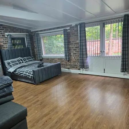 Rainsough Entire House Sleeps Upto 22 - Free Parking & Wifi * Manchester